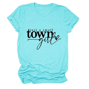 Vue à plat détaillée du t-shirt turquoise avec impression graphique just a small town girl