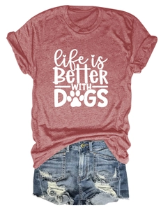 Flachbild-Layout eines lässigen ziegelroten T-Shirts mit Life is Better With Dogs Druck