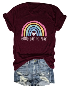 Dettaglio della t-shirt bordeaux con stampa Good Day to Play e pantaloncini denim