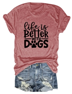 Detail des ziegelroten T-Shirts mit Life is Better With Dogs Aufdruck und Jeansshorts