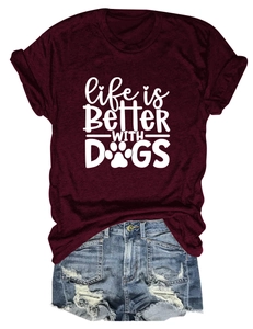 Detail eines burgunderfarbenen T-Shirts mit Hundespruch und zerrissenen Jeansshorts