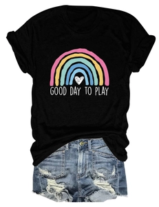Dettaglio della stampa arcobaleno e testo 'GOOD DAY TO PLAY' su t-shirt nera