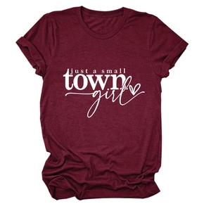 Détail du t-shirt bordeaux montrant l'imprimé texturé et le tissu en coton doux