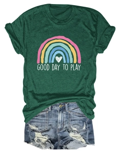 Dettaglio della t-shirt verde scuro con scritta Good Day to Play e arcobaleno
