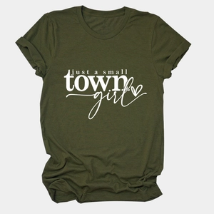 Détail des manches retroussées et de l'imprimé graphique sur t-shirt coton olive