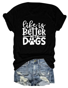 Flach liegendes schwarzes Hunde-T-Shirt aus Baumwolle mit blauen Denim-Jeansshorts
