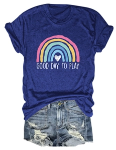 Dettaglio della maglietta Good Day to Play con stampa arcobaleno e pantaloncini denim