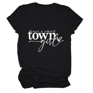 Détail de l'imprimé Just a Small Town Girl blanc sur un t-shirt noir décontracté pour femme