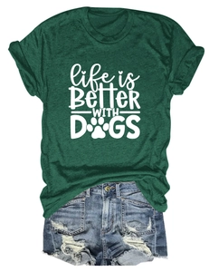 Detail des Aufdrucks life is Better WITH DOGS auf einem dunkelgrünen Baumwoll-T-Shirt