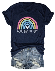 Dettaglio della t-shirt blu navy con grafica arcobaleno e pantaloncini in denim azzurro strappati