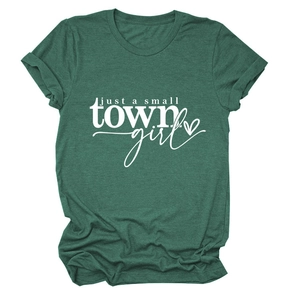 Détail de l'imprimé just a small TOWN girl sur t-shirt en coton vert forêt avec cœur