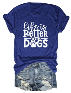 Nahaufnahme des Life is Better With Dogs Aufdrucks auf dunkelblauem T-Shirt