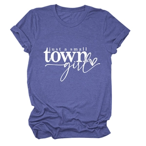 Détail du t-shirt bleu chiné avec imprimé 'just a small TOWN girl' et texture du coton
