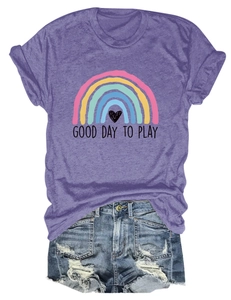 Dettaglio della maglietta viola in cotone con stampa arcobaleno e scritta Good Day to Play