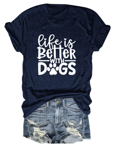 Flachbild von Navy-T-Shirt Life is Better With Dogs mit Distressed-Denim-Shorts