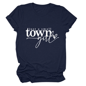 Détail de l'imprimé blanc Just a Small Town Girl sur un t-shirt en coton bleu marine