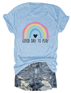 Dettaglio di maglietta azzurra con stampa arcobaleno e pantaloncini denim strappati