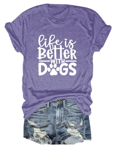 Detail des Life is Better With Dogs Aufdrucks auf violettem T-Shirt und Denim-Shorts
