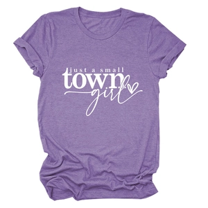 Détail de l'imprimé Just a Small Town Girl sur t-shirt en coton violet chiné
