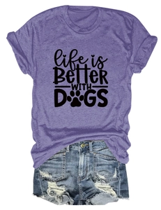 Flachbild von lila Baumwoll-T-Shirt mit Hundeprint und blauen Denim-Shorts