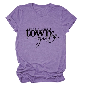 Détail du tissu chiné violet et de l'imprimé just a small TOWN girl sur le t-shirt