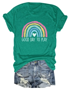 Dettaglio della t-shirt grafica verde Good Day To Play e shorts in denim consumati