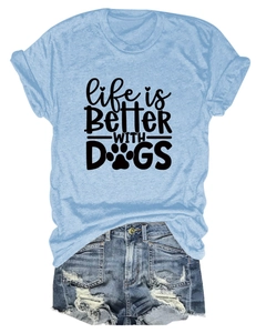 Flachbild von hellblauem T-Shirt mit Hundemotiv-Spruch und zerrissenen blauen Denim-Shorts