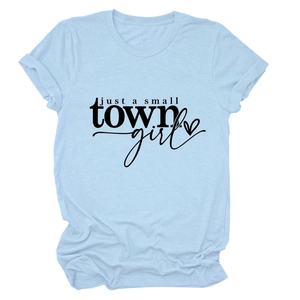 Détail du slogan just a small town girl et motif cœur sur un t-shirt en coton bleu clair