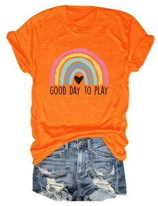 T-shirt arancione Good Day to Play con arcobaleno e pantaloncini di jeans distesi