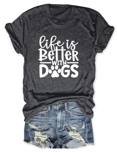 Flach liegendes graues T-Shirt mit Life is Better With Dogs Print und Denim Shorts