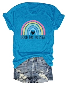Dettaglio della maglietta blu in cotone con stampa arcobaleno e scritta Good Day to Play
