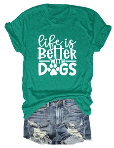 Flach liegendes grünes Baumwoll-T-Shirt mit Hundemotiv und dazu passende Denim-Shorts