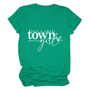 Détail de la manche retroussée et de l'imprimé Just a Small Town Girl sur t-shirt vert