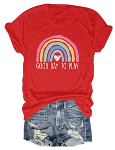 Dettaglio maglietta rossa con stampa arcobaleno e pantaloncini di jeans con frange