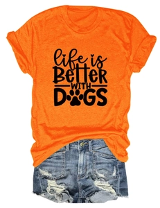 Detail eines orangen T-Shirts mit Hundemotiv und einer destroyed Jeansshorts