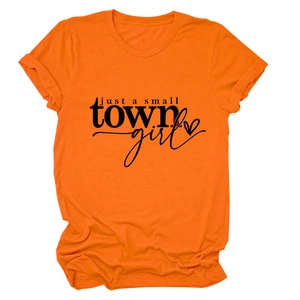 Détail d'un t-shirt en coton orange doux avec motif imprimé Just a Small Town Girl et cœur