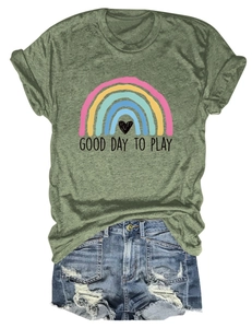 Dettaglio flat lay della t-shirt verde oliva con stampa arcobaleno e shorts di jeans