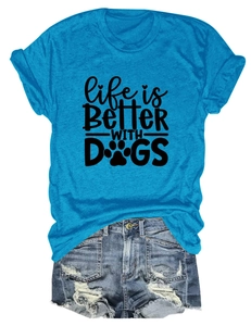 Detail eines blauen T-Shirts mit Hundeslogan und dazu passenden zerrissenen Denim-Shorts