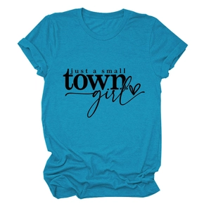 Gros plan sur l'imprimé 'Just a small town girl' sur un t-shirt bleu chiné en coton