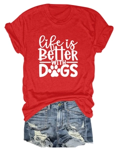 Nahaufnahme von Life is Better With Dogs T-Shirt und zerrissenen Denim-Shorts auf Weiß