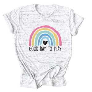 Dettaglio maglietta grigia con stampa arcobaleno e scritta Good Day to Play