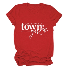 Détail du t-shirt rouge en coton avec lettrage blanc Just a Small Town Girl imprimé
