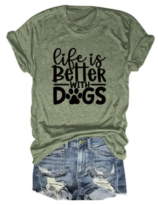 Flachbild von armeegrünem Hunde-Slogan-T-Shirt mit blauen Destroyed-Denim-Shorts