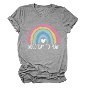Dettaglio della stampa arcobaleno e Good Day to Play su maglietta grigia in cotone
