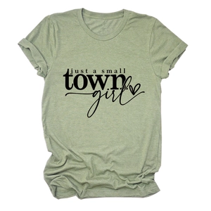Détail de l'imprimé Just a small town girl sur t-shirt en coton vert sauge