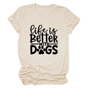 Detailansicht des hafergrauen Hunde-Slogan-T-Shirts mit Stoffstruktur und Pfotenabdruck