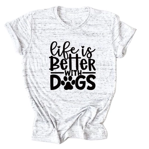 Nahaufnahme des Life is Better With Dogs Aufdrucks auf meliertem grauem Baumwoll-T-Shirt