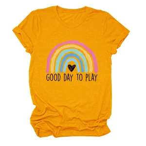 Dettaglio di maglietta in cotone giallo con stampa arcobaleno e scritta GOOD DAY TO PLAY