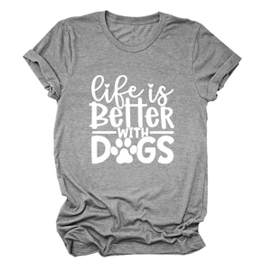 Detailansicht des Life is Better With Dogs Grafikdrucks auf grauem Baumwoll-T-Shirt