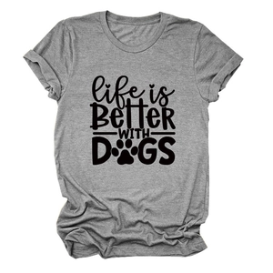 Detail eines grauen Baumwoll-T-Shirts mit Life is Better With Dogs Aufdruck und Rollsaum